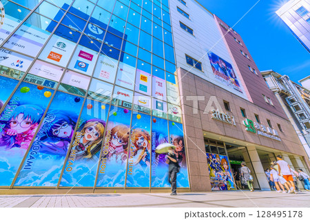Tokyo cityscape in Japan: Extreme heat... Inbound tourism continues... Akihabara bustling with foreign tourists = July 3rd 128495178