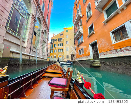 威尼斯貢多拉運河之旅 128495205