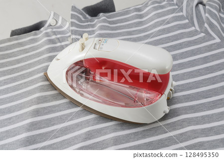 熨燙 熨燙 128495350