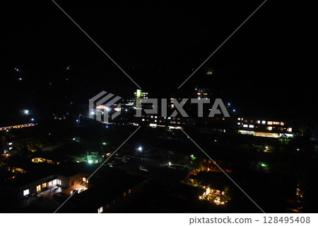 晝神溫泉街的夜景 128495408