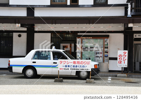 Kiso Fukushima Station_Waiting for a taxi_01 128495416