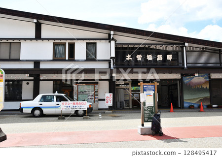 Kiso Fukushima Station_Waiting for a taxi_02 128495417