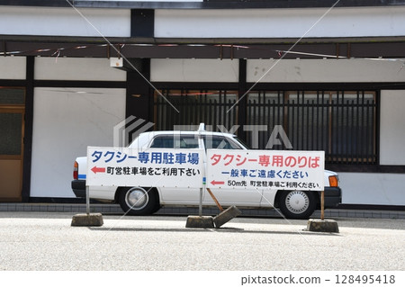 Kiso Fukushima Station_Waiting for a taxi_03 128495418