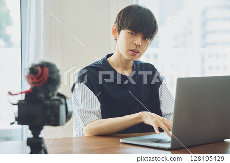 一個年輕人拍攝視頻 128495429