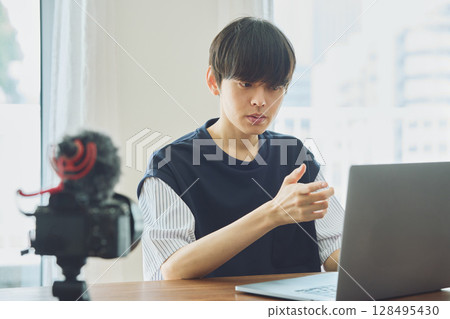 一個年輕人拍攝視頻 128495430