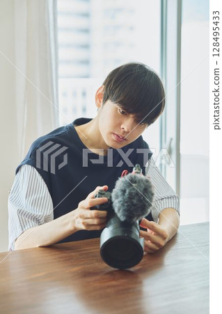 一名男子正在檢查影片片段 一名男子正在檢查影片片段 128495433