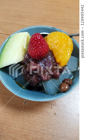 Fruit apple 128495442