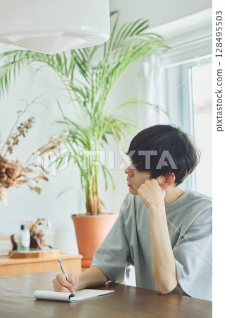 男人在餐廳裡做筆記 男人在餐廳裡做筆記 128495503