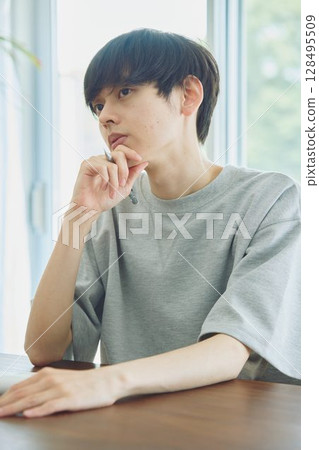 男人在餐廳裡做筆記 128495509