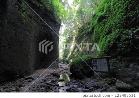 Passing through Iokido Cave and into the valley of ferns 128495531