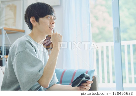 男人在客廳玩遊戲 男人在客廳玩遊戲 128495688