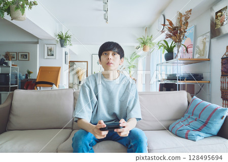 男人在客廳玩遊戲 128495694