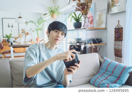 男人在客廳玩遊戲 128495695