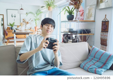 男人在客廳玩遊戲 128495696