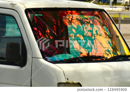 停放車輛擋風玻璃上的反射 128495908