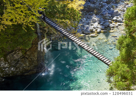 清澈溪流上的吊橋 清澈溪流上的吊橋 128496031