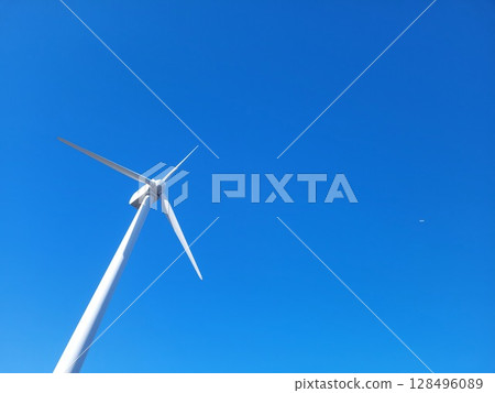閃耀在藍天的風力發電機 128496089