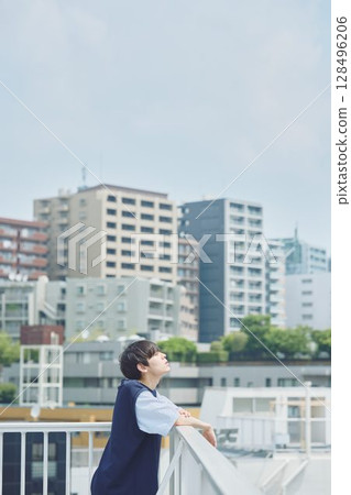 站在公寓陽台上的男人 128496206