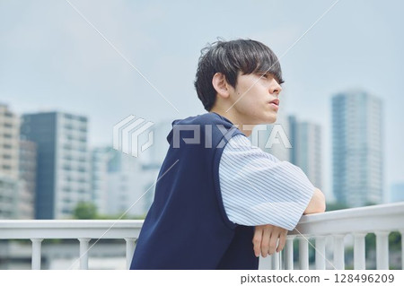 站在公寓陽台上的男人 站在公寓陽台上的男人 128496209