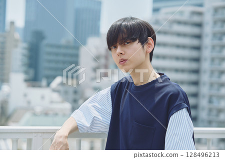 站在公寓陽台上的男人 128496213