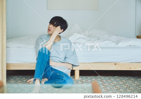 年輕人在公寓裡度過時光 128496214