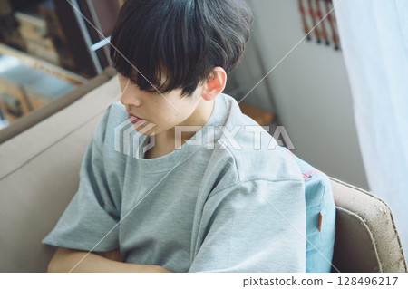 年輕人在公寓裡度過時光 年輕人在公寓裡度過時光 128496217