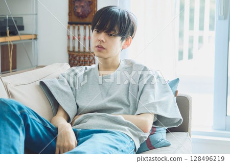 年輕人在公寓裡度過時光 128496219