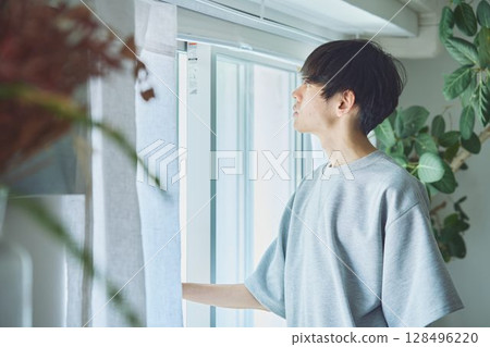 年輕人在公寓裡度過時光 128496220