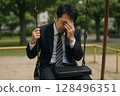 被解僱的男人在公園陷入絕望的那一刻 128496351