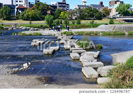Stepping stones in Demachi, Shimogamo, Kyoto on a clear autumn day 128496797