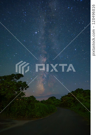Countryside night and the Milky Way 128496816