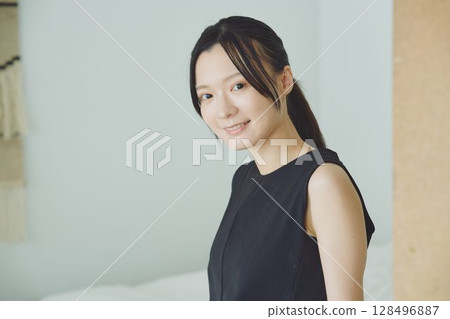 一個女人坐在床上 128496887