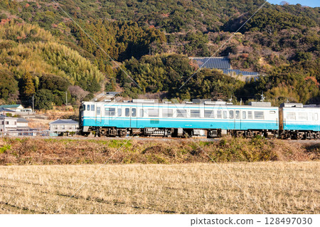 【牟岐線】清晨普通列車開往桑野方向 128497030
