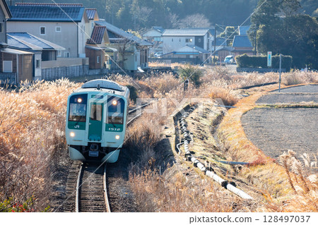 【牟岐線】行駛在鄉間的本地列車 128497037