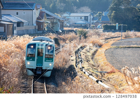【牟岐線】行駛在鄉間的本地列車 【牟岐線】行駛在鄉間的本地列車 128497038