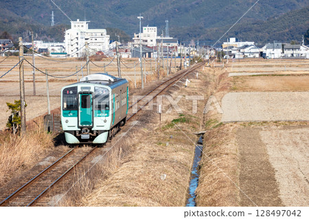 【牟岐線】行駛在鄉間的本地列車 128497042