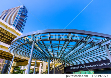 7 月 9 日，日本橫濱城市景觀。橫濱站北西口出口和塔樓公寓的景色。 128497074