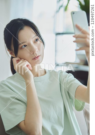 自拍的女人 128497261