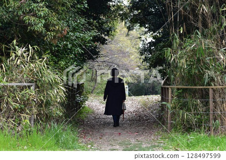 Walking around the ruins of Otaka Castle, built by Hanai Bitchu-no-kami 128497599