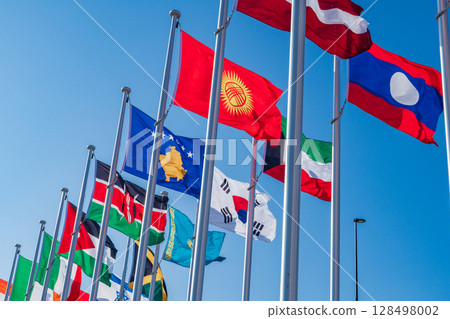 Osaka City: The national flag hoisted at the Osaka Kansai Expo 128498002
