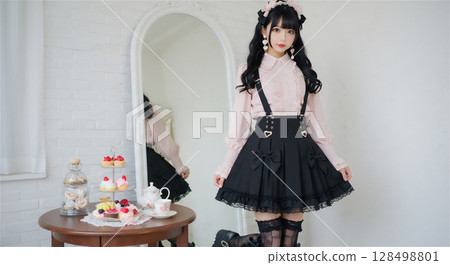 一位身穿洛麗塔風格服裝的女子在古典房間裡擺出可愛的姿勢 128498801