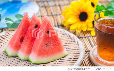夏季傳統:切西瓜與向日葵 夏季傳統:切西瓜與向日葵 128498908