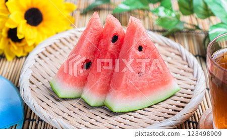 夏季傳統：切西瓜與向日葵 128498909