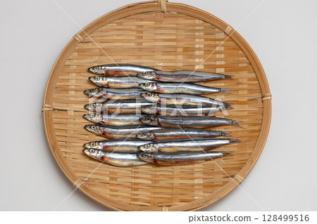 放在漏杓裡的乾銀條紋圓鯡魚的庫存照片 — 海鮮 128499516