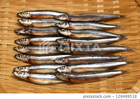 放在漏杓裡的乾銀條紋圓鯡魚的庫存照片 — 海鮮 128499518