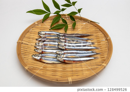 放在漏杓裡的乾銀條紋圓鯡魚的庫存照片 — 海鮮 128499526