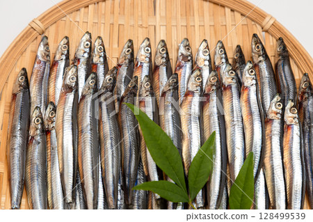 放在漏杓裡的乾銀條紋圓鯡魚的庫存照片 — 海鮮 128499539