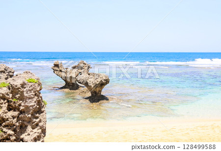 沖繩的藍色大海和心形岩 128499588