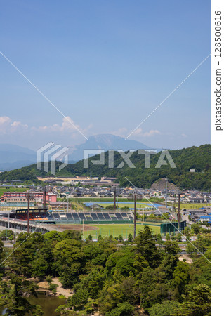 從彥根城眺望彥根市彥根運動公園和伊吹山 從彥根城眺望彥根市彥根運動公園和伊吹山 128500616