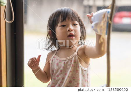 Houseplants and Japanese toddlers 128500690